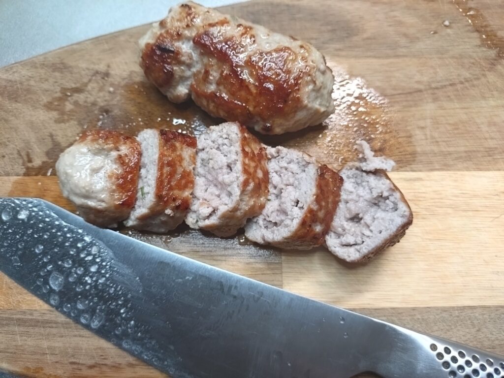 全面に焼き色をつけて輪切りにした、自家製サルシッチャ