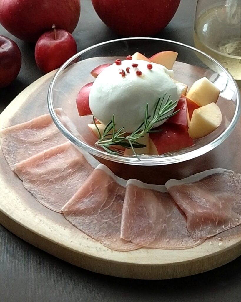 りんごと生ハムとブッラータのカプレーゼ