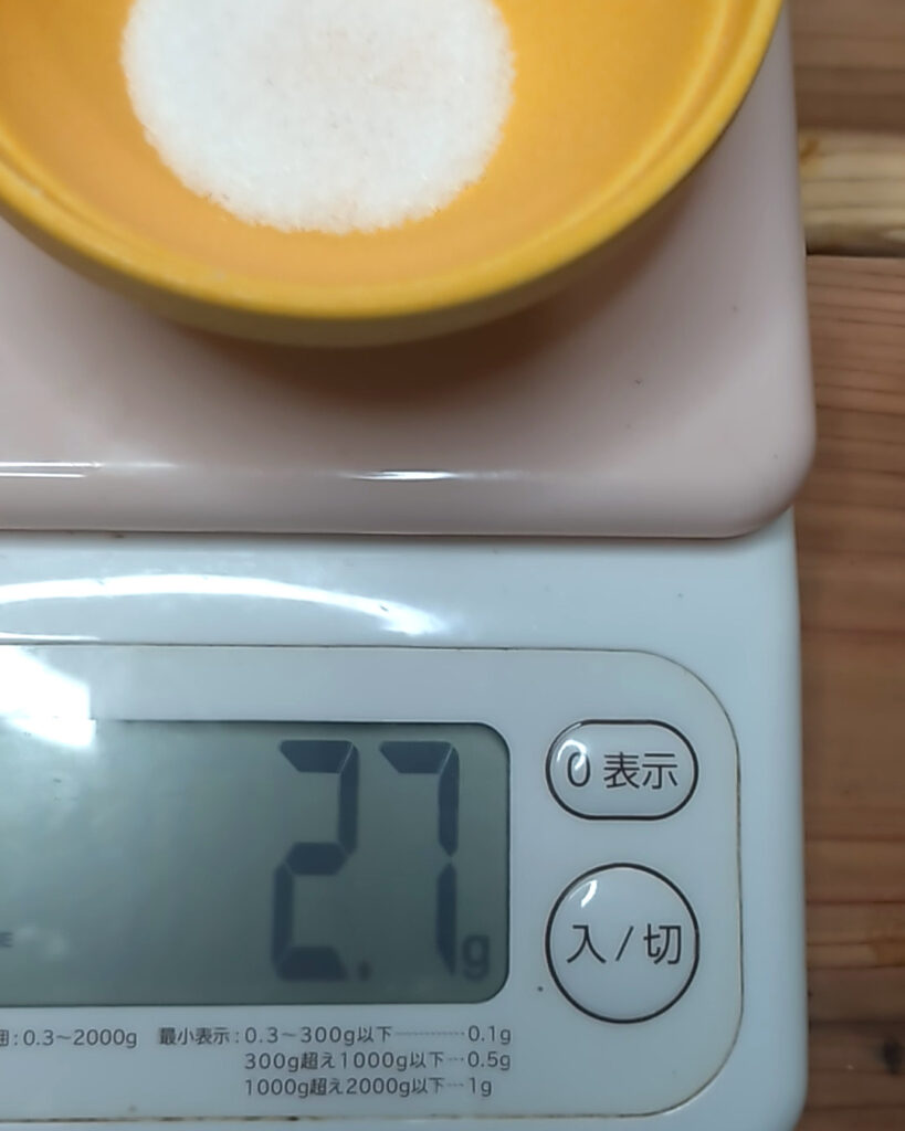 はかりで量った塩2.7g（トマト390gの0.7%）