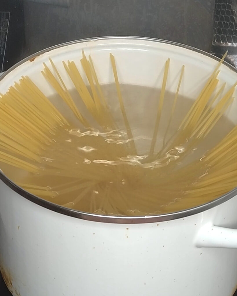 沸騰したお湯でスパゲティを茹でている鍋