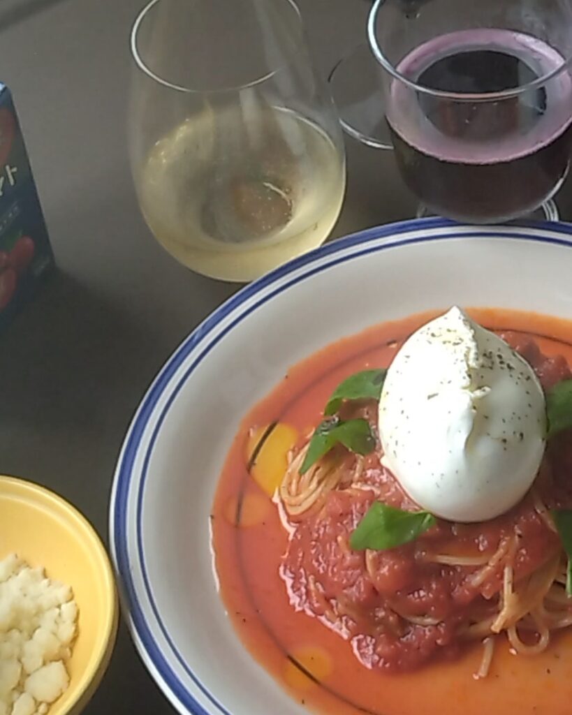 ブッラータのトマトソースパスタと、白ワイン・赤ワインのグラス